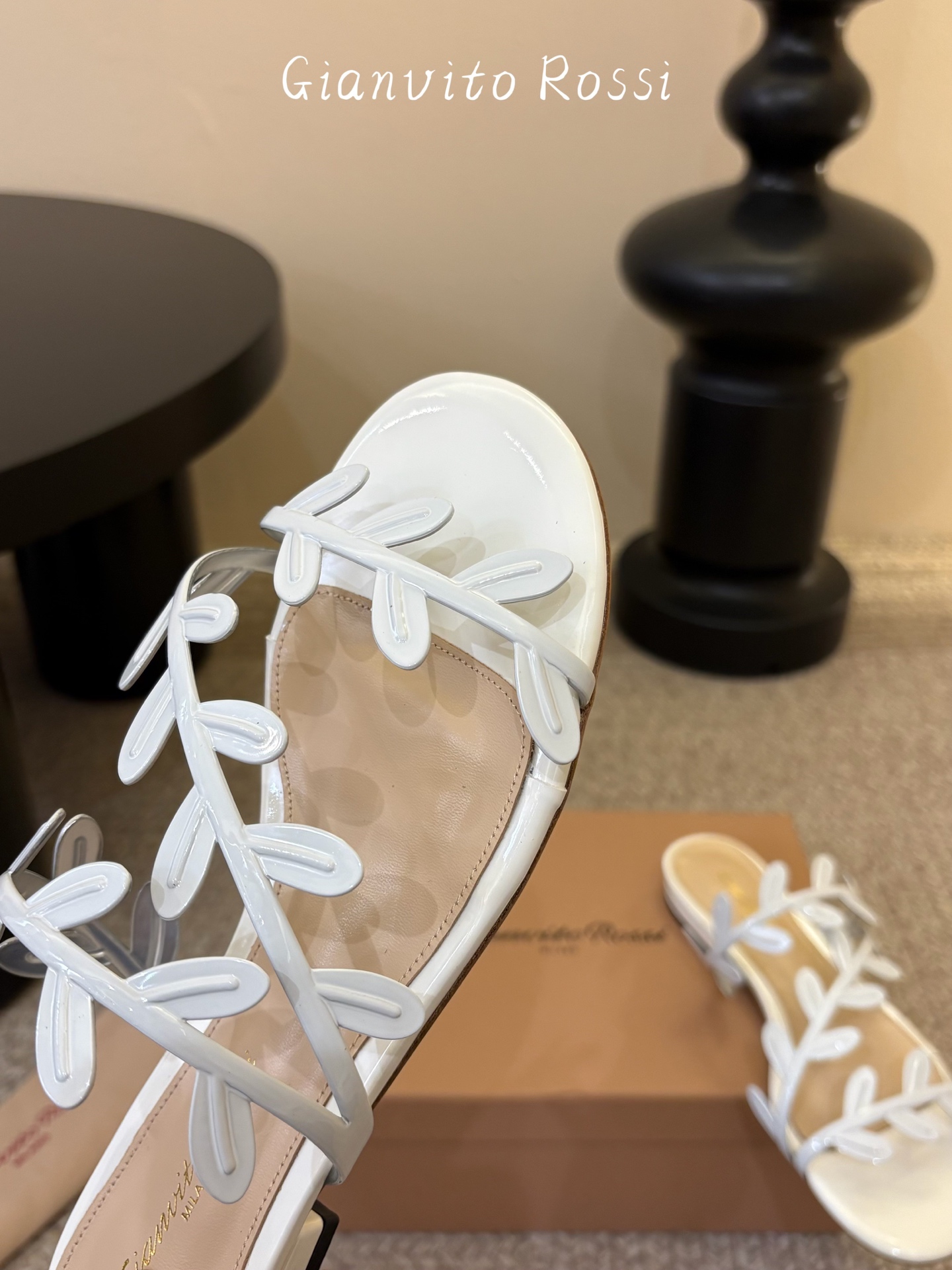 Gianvito Ross*26ss夏季新款藤蔓平底凉拖这款叶子凉拖，以品牌标志性的优雅美学为基底，用叶
