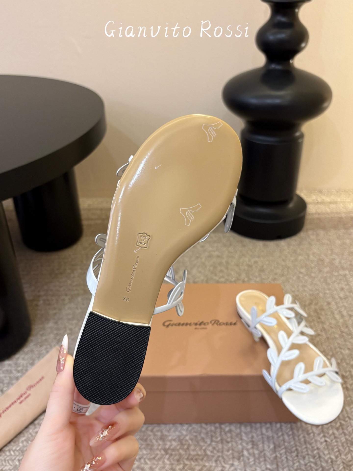 Gianvito Ross*26ss夏季新款藤蔓平底凉拖这款叶子凉拖，以品牌标志性的优雅美学为基底，用叶