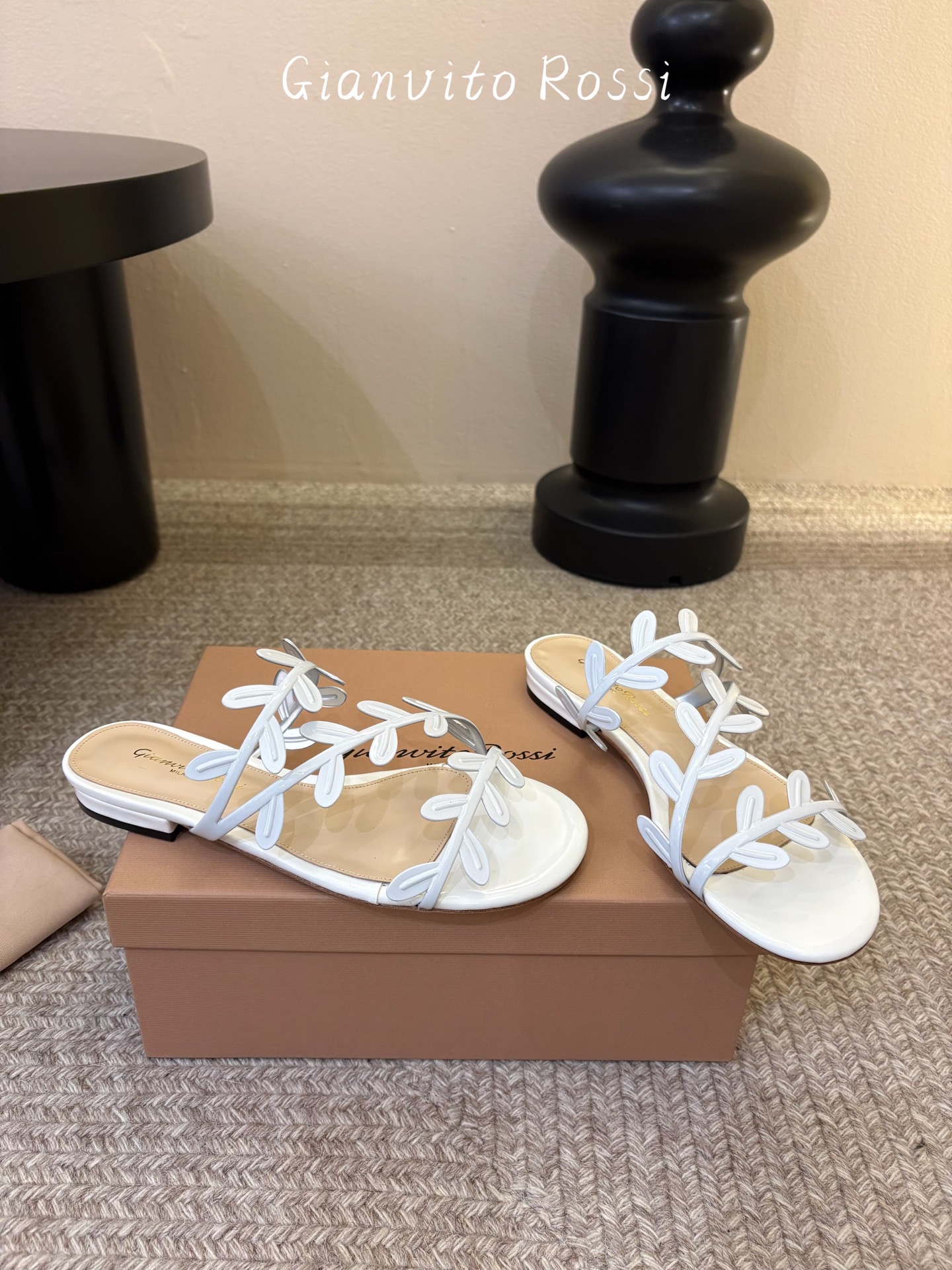 Gianvito Ross*26ss夏季新款藤蔓平底凉拖这款叶子凉拖，以品牌标志性的优雅美学为基底，用叶