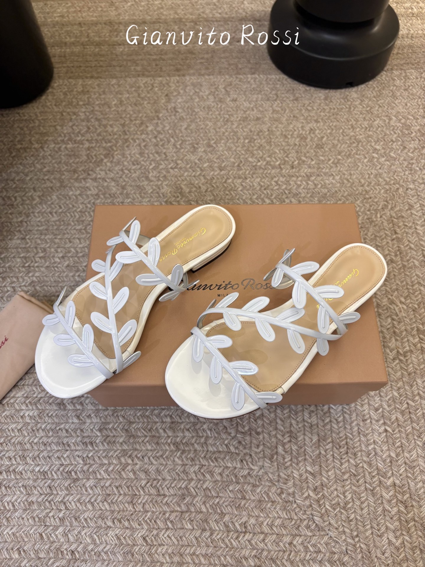 Gianvito Ross*26ss夏季新款藤蔓平底凉拖这款叶子凉拖，以品牌标志性的优雅美学为基底，用叶