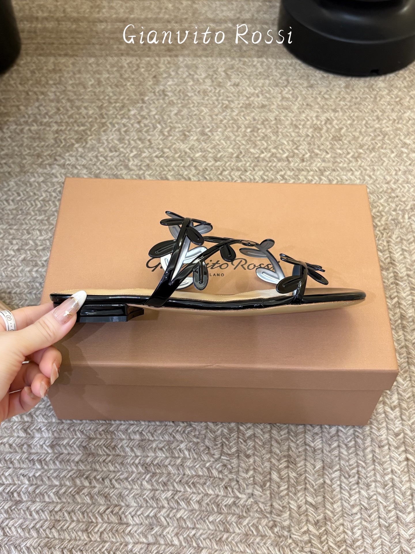 Gianvito Ross*26ss夏季新款藤蔓平底凉拖这款叶子凉拖，以品牌标志性的优雅美学为基底，用叶