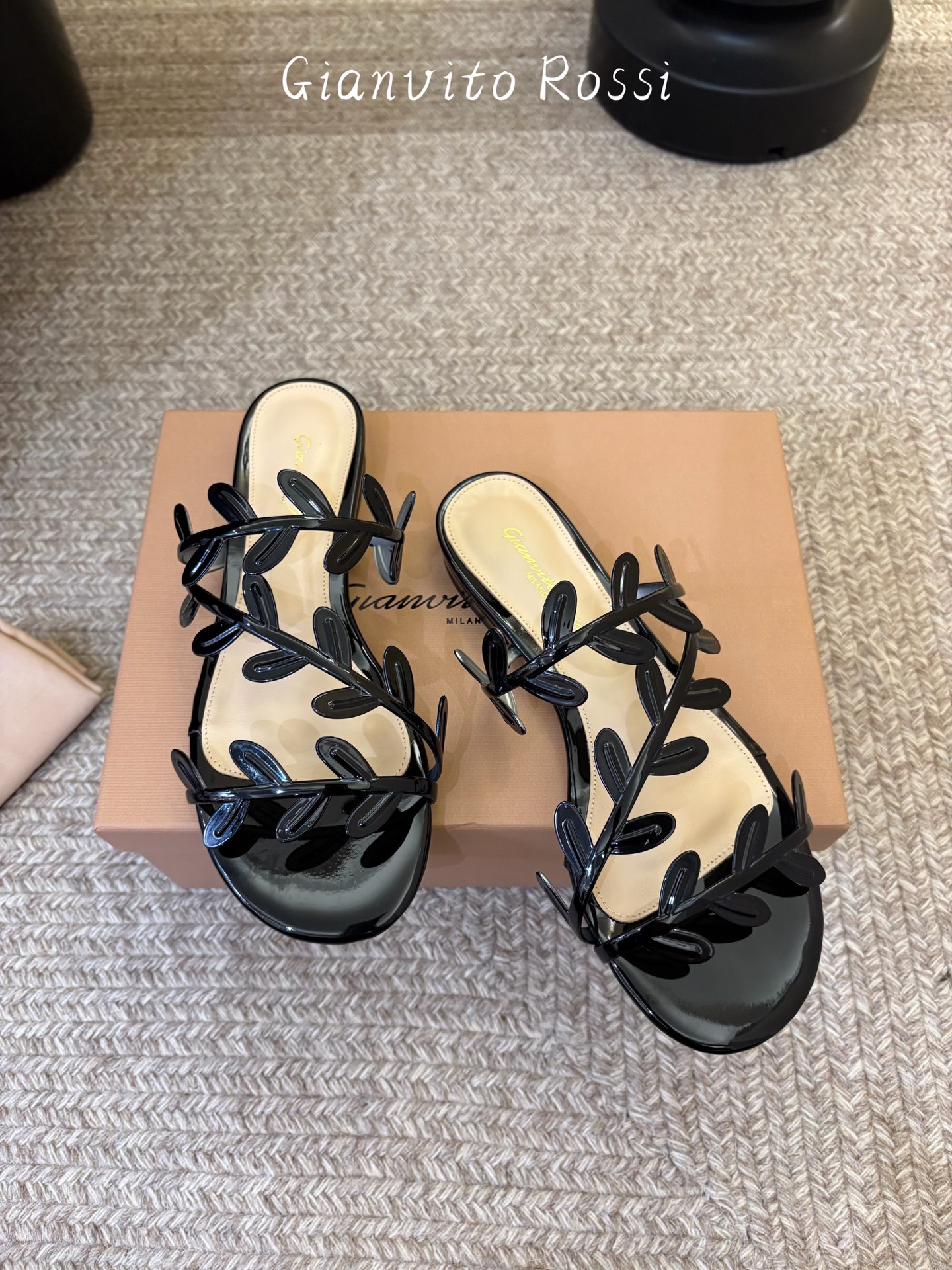 Gianvito Ross*26ss夏季新款藤蔓平底凉拖这款叶子凉拖，以品牌标志性的优雅美学为基底，用叶