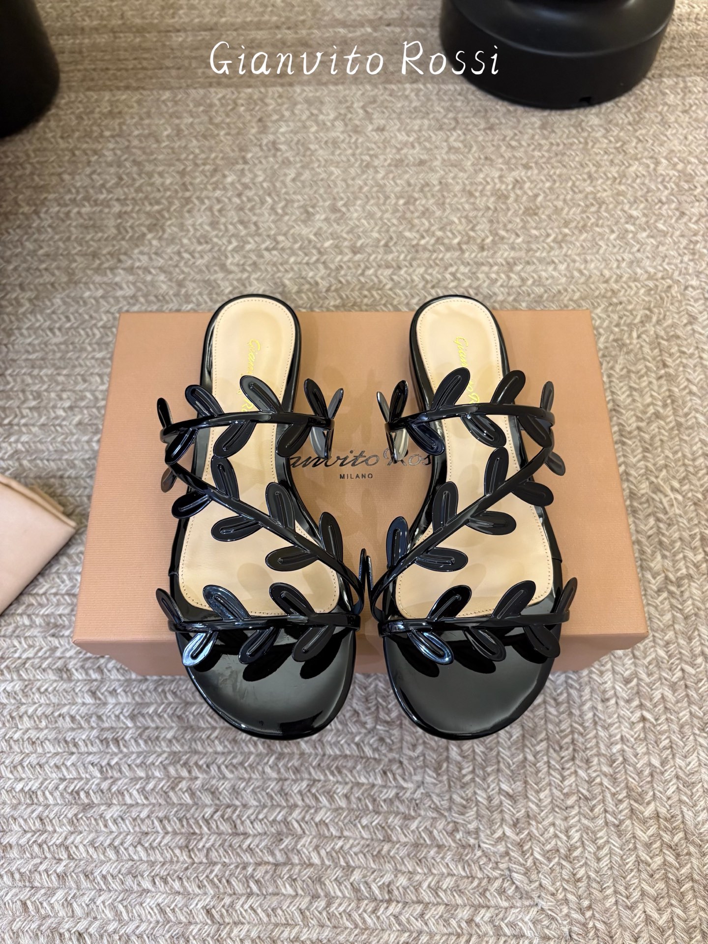 NO:819100,Gianvito Ross*26ss new summer vine flat sandals. This leaf sandal is based on the brand's iconic elegant aesthetics. It uses leaf-shaped ribbons to outline a light and romantic outline. Every line is delicate and full of aura, with a relaxed sense of luxury. There is almost no choice of scene when paired with it. Whether it is daily travel, casual dating, or paired with vacation skirts or simple denim, it can be easily adapted to inject a touch of smart sophistication into the look. Original custom fabric for the upper  Sheepskin lining, Italian genuine leather outsole, size 35-40 (customized size 40 is not returnable), slippers, slippers, skirts, sheepskin, Leather soles19860909Gianvito Ross*26ss夏季新款藤蔓平底凉拖 这款叶子凉拖,以品牌标志性的优雅美学为基底,用叶片造型的饰带勾勒出轻盈浪漫的轮廓,每一处线条都细腻而富有灵气,自带松弛的高级感. 搭配上它几乎不挑场景,无论是日常出行、休闲约会,还是搭配度假裙装、简约牛仔,都能轻松适配,为造型注入一抹灵动的精致感. 鞋面原版定制面料 内里羊皮 大底意大利真皮大底 size35-40码（40码定制不退换）,拖鞋,slippers,skirts,sheepskin,Leather soles,Women's Shoes