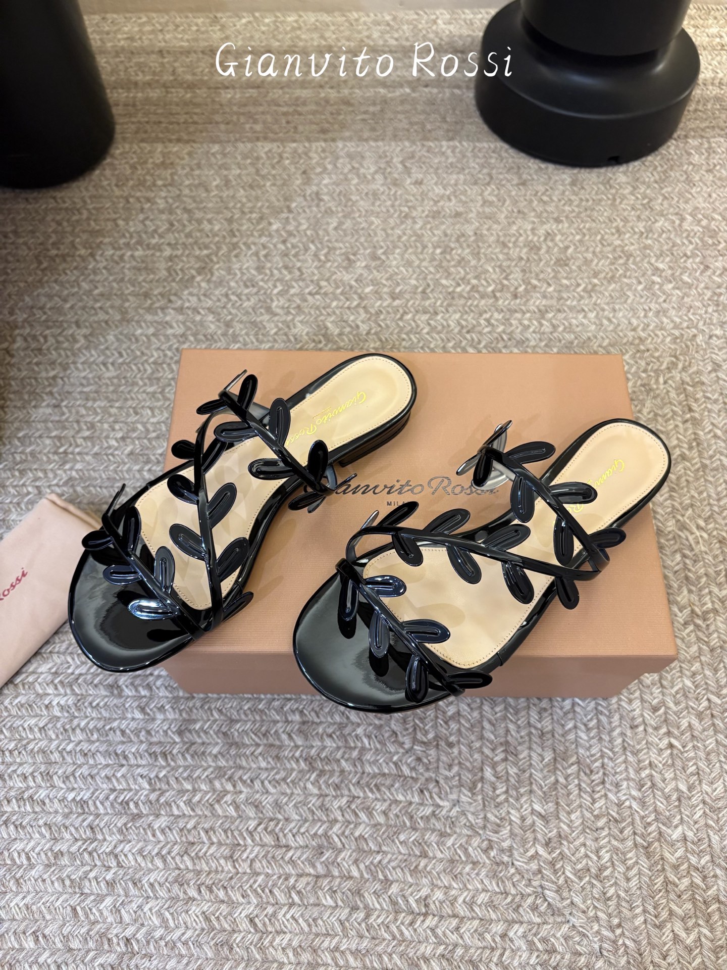 Gianvito Ross*26ss夏季新款藤蔓平底凉拖这款叶子凉拖，以品牌标志性的优雅美学为基底，用叶