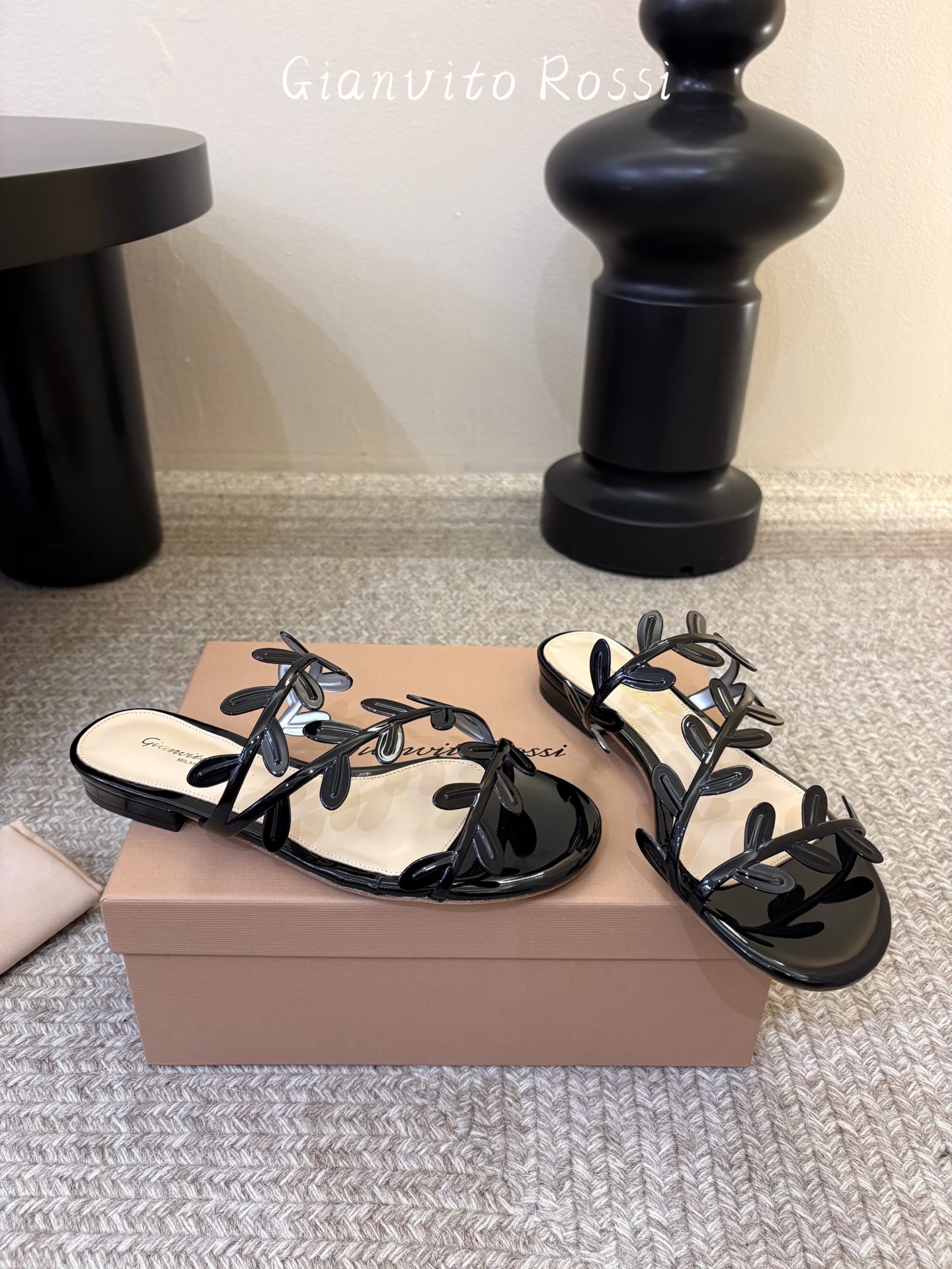 Gianvito Ross*26ss夏季新款藤蔓平底凉拖这款叶子凉拖，以品牌标志性的优雅美学为基底，用叶