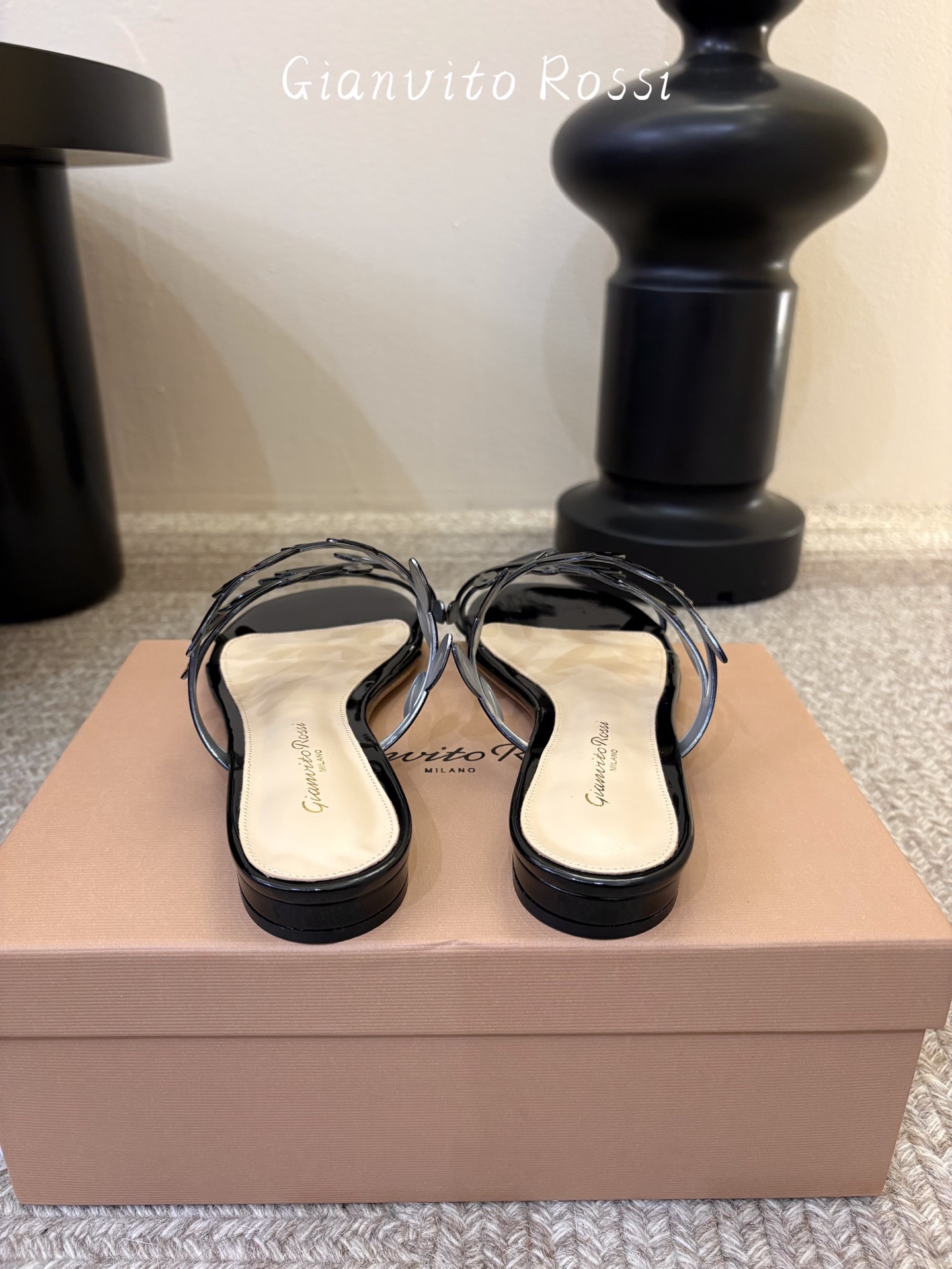 Gianvito Ross*26ss夏季新款藤蔓平底凉拖这款叶子凉拖，以品牌标志性的优雅美学为基底，用叶