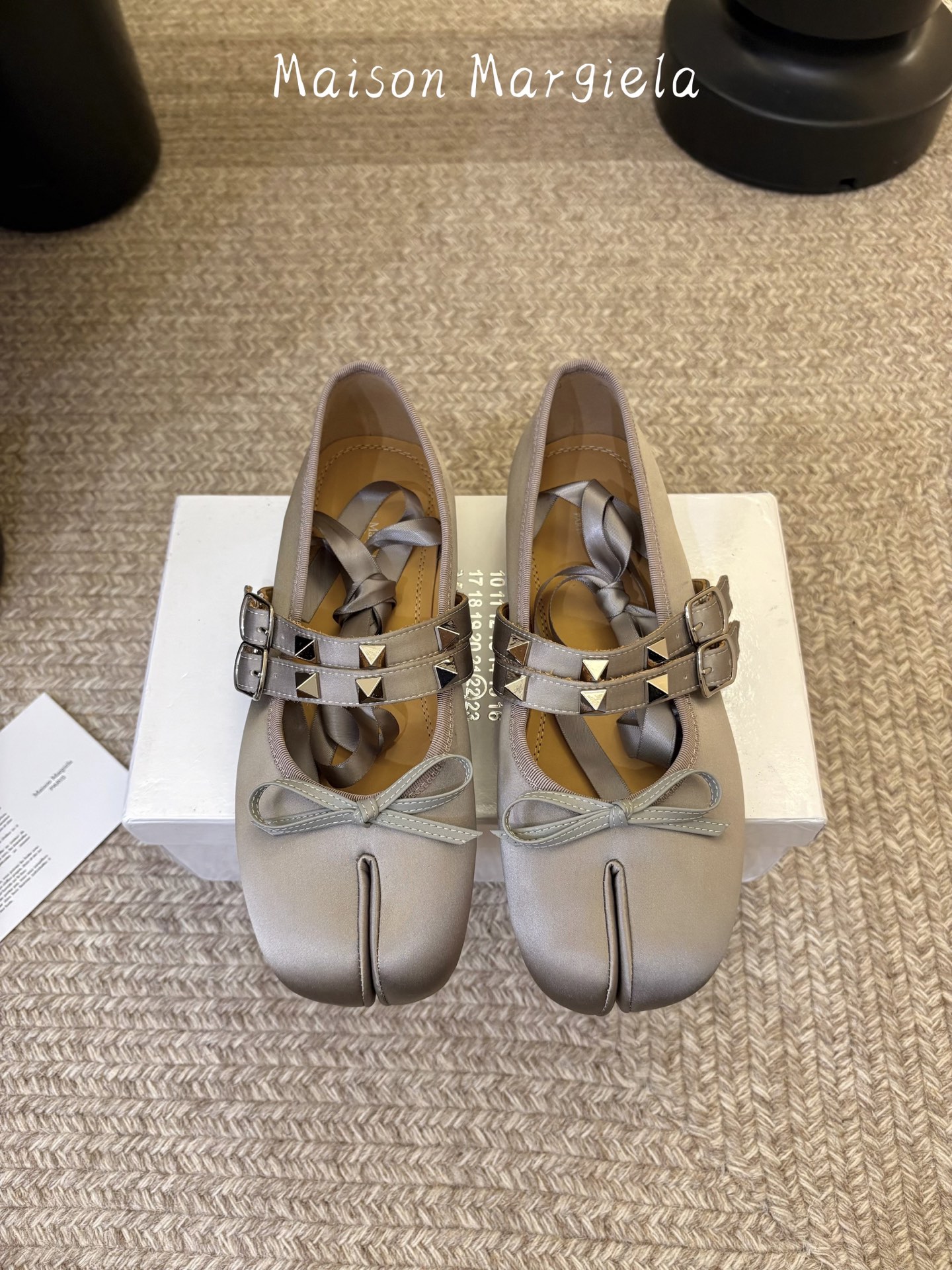 NO:819096,Maison Margiela丨MM6 Margiela's new pleated split-toe shoes, elastic strap Tabi split-toe shoes, ballet shoes, original molded double-layer leather soles, original slip-lasted shoes are very generous, and can be easily matched with various styles. The gospel of short legs, the upper body instantly becomes longer legs.  35-40 (40 customized, non-refundable), split-toe shoes, masion margiela, masion margiela, sheepskin, real silk19860909Maison Margiela丨MM6马吉拉新款皱褶分趾鞋 松紧绑带款Tabi分趾鞋 芭蕾舞鞋 原版开模双层真皮鞋底 原版套楦鞋型很大方 搭配各种风格都 轻松驾驭 小短腿的福音 上身瞬间秒变大长腿 上脚不被常规所拘束,随心所欲做自己～上脚炒鸡柔软舒适 鞋面进口原版真丝 内里原版羊皮 大底原版真皮底 Size: 35-40（40定制不退换）,分趾鞋,masion margiela,masion margiela,sheepskin,real silk,Women's Shoes