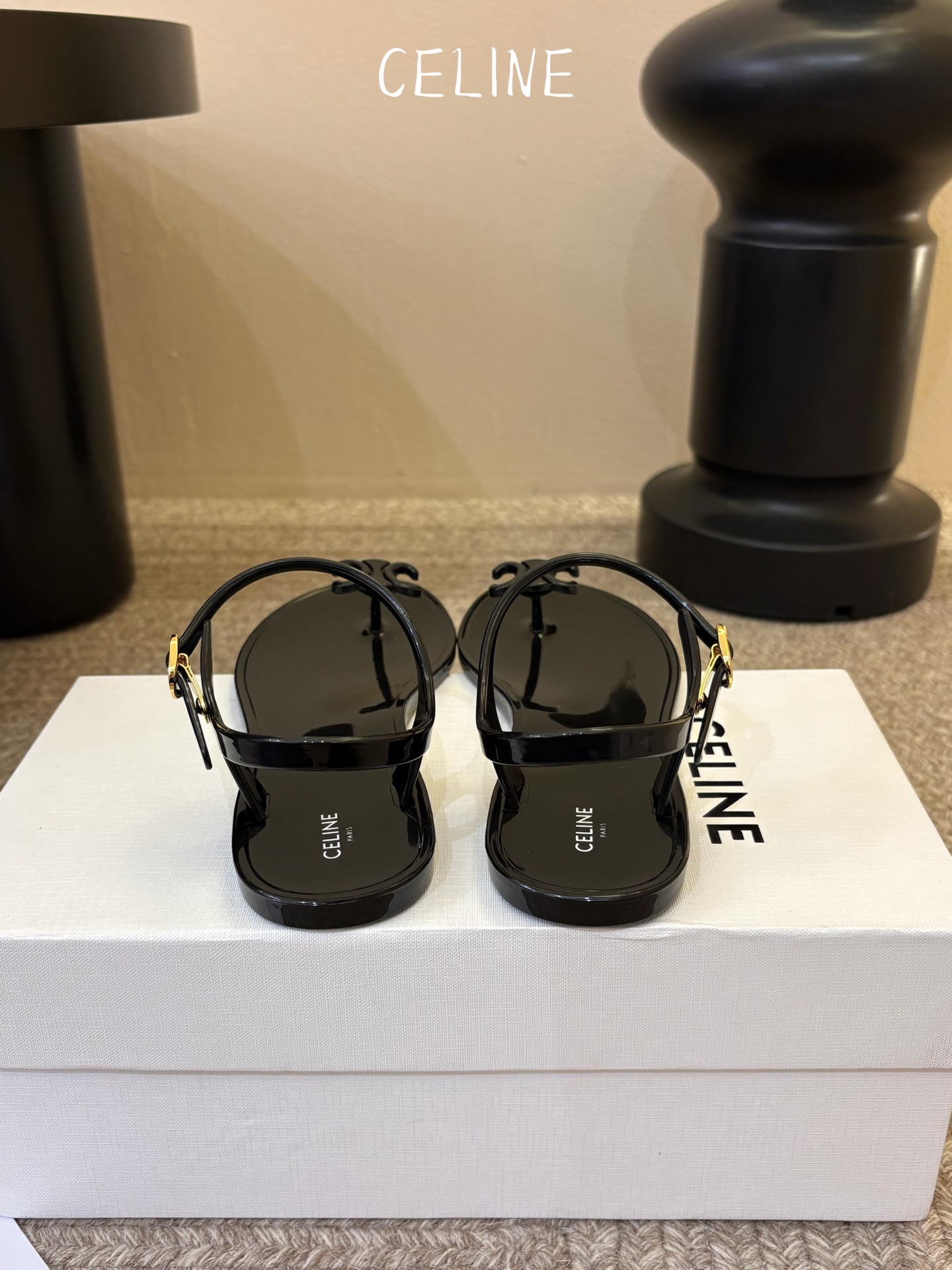 CELINE思琳赛琳一字带拖鞋凉鞋CELINE RUNNER 有CELINE标志侧面凹印鞋面压印CELI