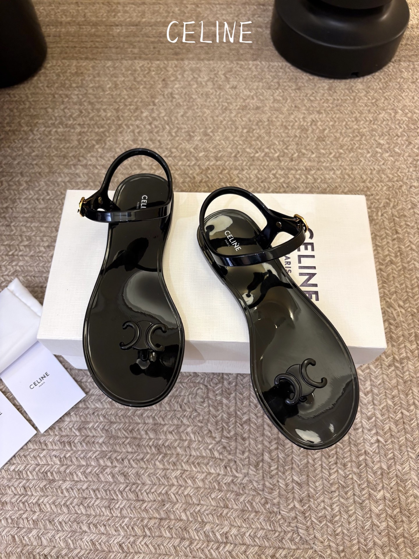 CELINE思琳赛琳一字带拖鞋凉鞋CELINE RUNNER 有CELINE标志侧面凹印鞋面压印CELI