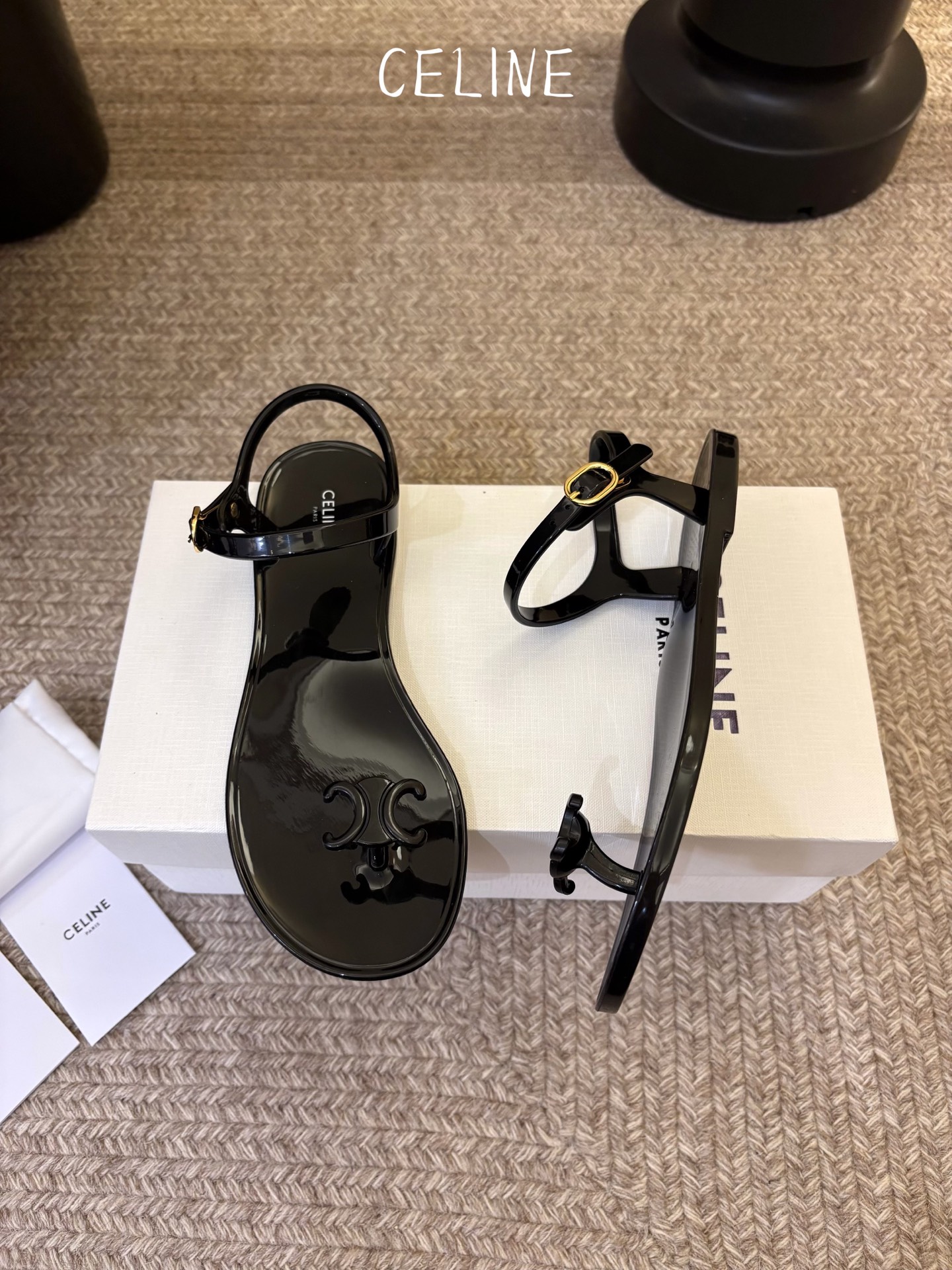 CELINE思琳赛琳一字带拖鞋凉鞋CELINE RUNNER 有CELINE标志侧面凹印鞋面压印CELI