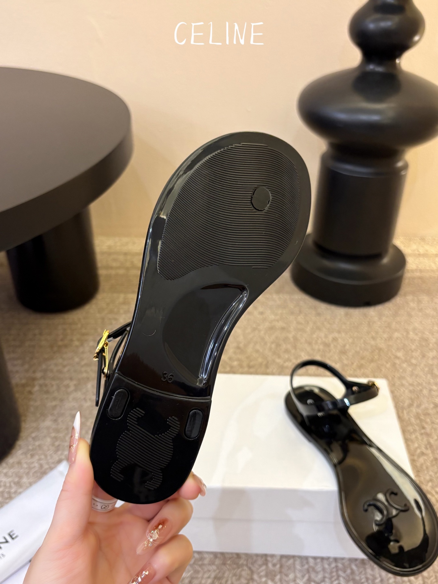 CELINE思琳赛琳一字带拖鞋凉鞋CELINE RUNNER 有CELINE标志侧面凹印鞋面压印CELI