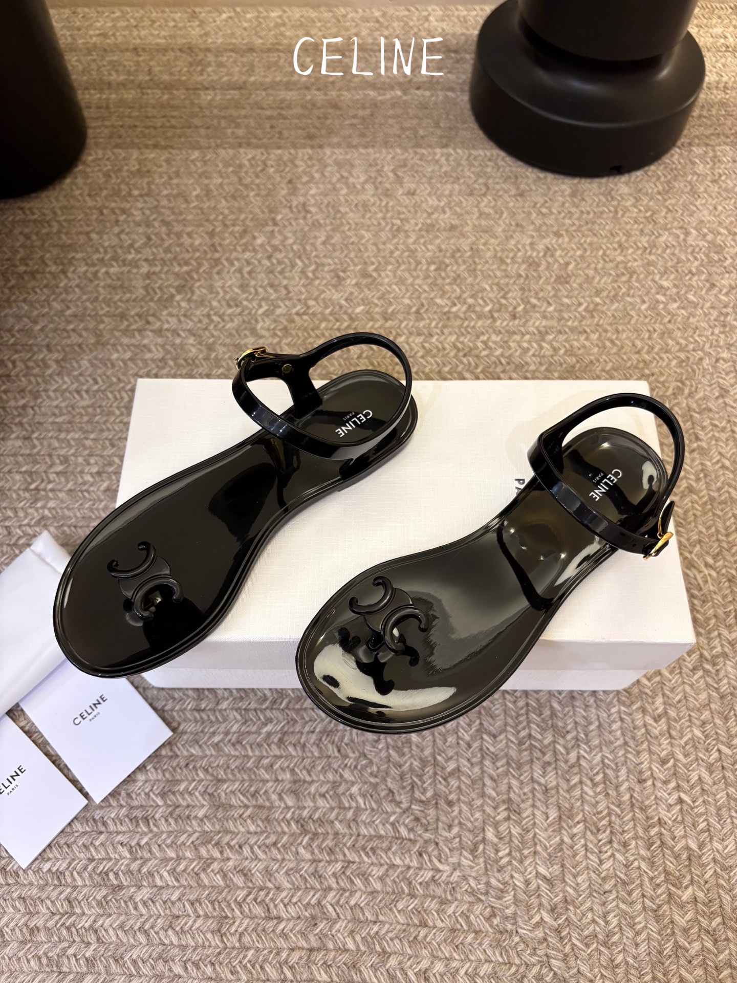 CELINE思琳赛琳一字带拖鞋凉鞋CELINE RUNNER 有CELINE标志侧面凹印鞋面压印CELI