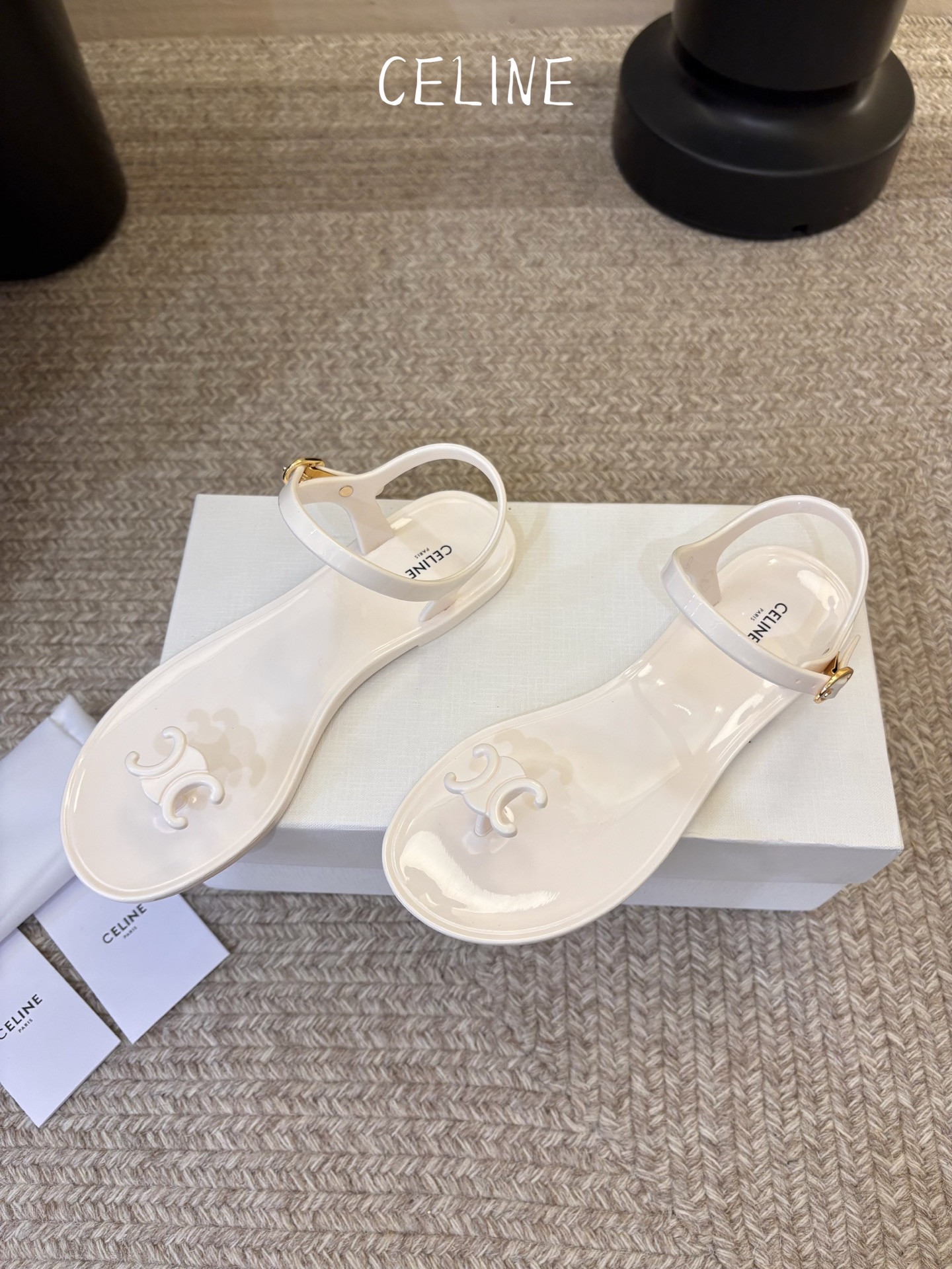 CELINE思琳赛琳一字带拖鞋凉鞋CELINE RUNNER 有CELINE标志侧面凹印鞋面压印CELI