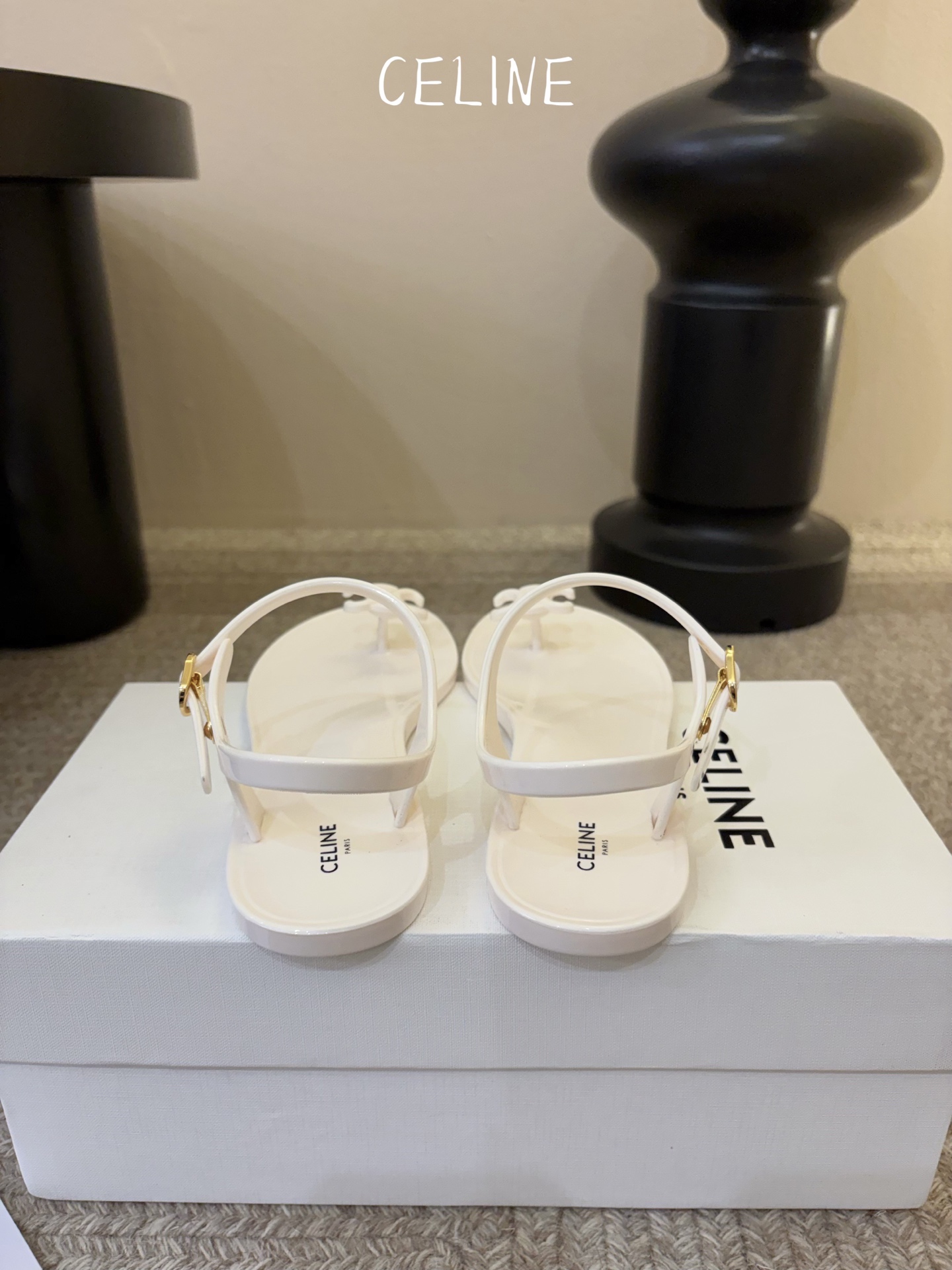 CELINE思琳赛琳一字带拖鞋凉鞋CELINE RUNNER 有CELINE标志侧面凹印鞋面压印CELI