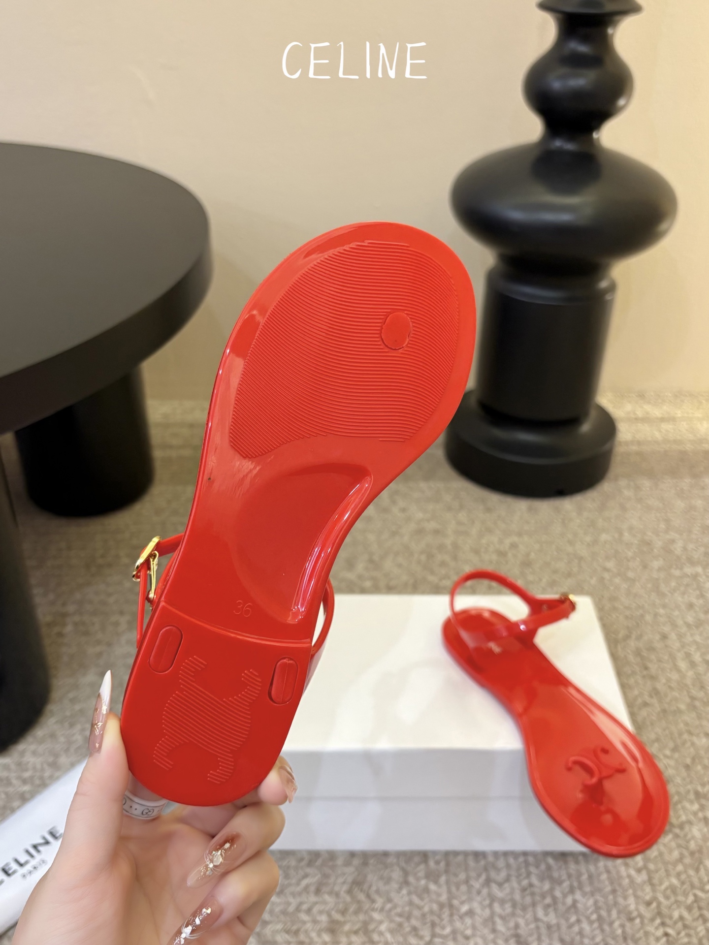 CELINE思琳赛琳一字带拖鞋凉鞋CELINE RUNNER 有CELINE标志侧面凹印鞋面压印CELI