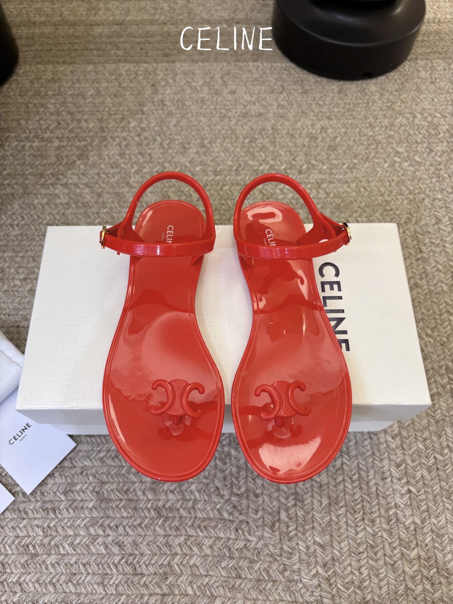 NO:819089,CELINE Celine one-strap slippers sandals CELINE RUNNER with CELINE logo gravure on the side and embossed CELINE logo on the upper embossed CELINE logo thick-soled bread shoes 2026 spring and summer new women's Arc de Triomphe flip-flops flat sandals are clean and neat, increase the height and show the legs, whether worn alone or paired with wide-leg pants, high street and retro let's make CELINE girls together Upper plate material Original inner lining Original outsole 11  Size 35-40 (40. Customized, non-refundable and non-exchangeable), sandals, celine, celine, sandals, slippers19860909CELINE思琳赛琳一字带拖鞋凉鞋CELINE RUNNER 有CELINE标志侧面凹印鞋面压印CELINE标志厚底面包鞋2026春夏新款女凯旋门夹脚平底凉鞋干净利落,增高显腿细,无论是单穿还是搭配阔腿裤,高街又复古一起来做CELINE女孩 鞋面对版材质 内里原版内里 大底原版11 码数35-40（40.定制不退不换）,凉鞋,celine,celine,sandals,slippers,Women's Shoes