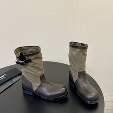 Prad* 26ss 春夏新款拼接款复古短靴鞋身采用质感面料拼接设计,利落的缝线勾勒出流畅线条,搭配靴口 Prad* 26ss 春夏新款拼接款复古短靴鞋身采用质感面料拼接设计,利落的缝线勾勒出流畅线条,搭配靴口