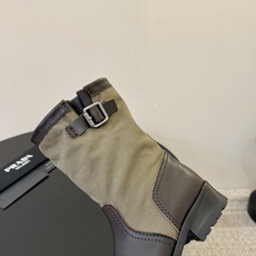 Prad* 26ss 春夏新款拼接款复古短靴鞋身采用质感面料拼接设计,利落的缝线勾勒出流畅线条,搭配靴口 Prad* 26ss 春夏新款拼接款复古短靴鞋身采用质感面料拼接设计,利落的缝线勾勒出流畅线条,搭配靴口