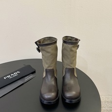 Prad* 26ss 春夏新款拼接款复古短靴鞋身采用质感面料拼接设计,利落的缝线勾勒出流畅线条,搭配靴口 Prad* 26ss 春夏新款拼接款复古短靴鞋身采用质感面料拼接设计,利落的缝线勾勒出流畅线条,搭配靴口