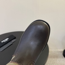 Prad* 26ss 春夏新款拼接款复古短靴鞋身采用质感面料拼接设计,利落的缝线勾勒出流畅线条,搭配靴口 Prad* 26ss 春夏新款拼接款复古短靴鞋身采用质感面料拼接设计,利落的缝线勾勒出流畅线条,搭配靴口