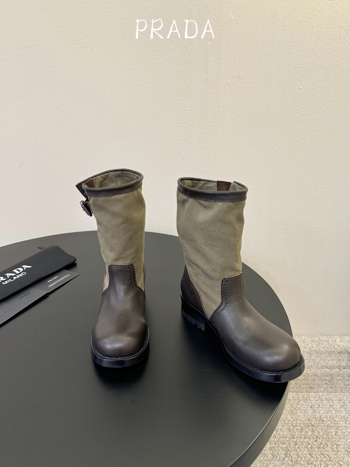 Prad* 26ss 春夏新款拼接款复古短靴鞋身采用质感面料拼接设计,利落的缝线勾勒出流畅线条,搭配靴口 Prad* 26ss 春夏新款拼接款复古短靴鞋身采用质感面料拼接设计,利落的缝线勾勒出流畅线条,搭配靴口