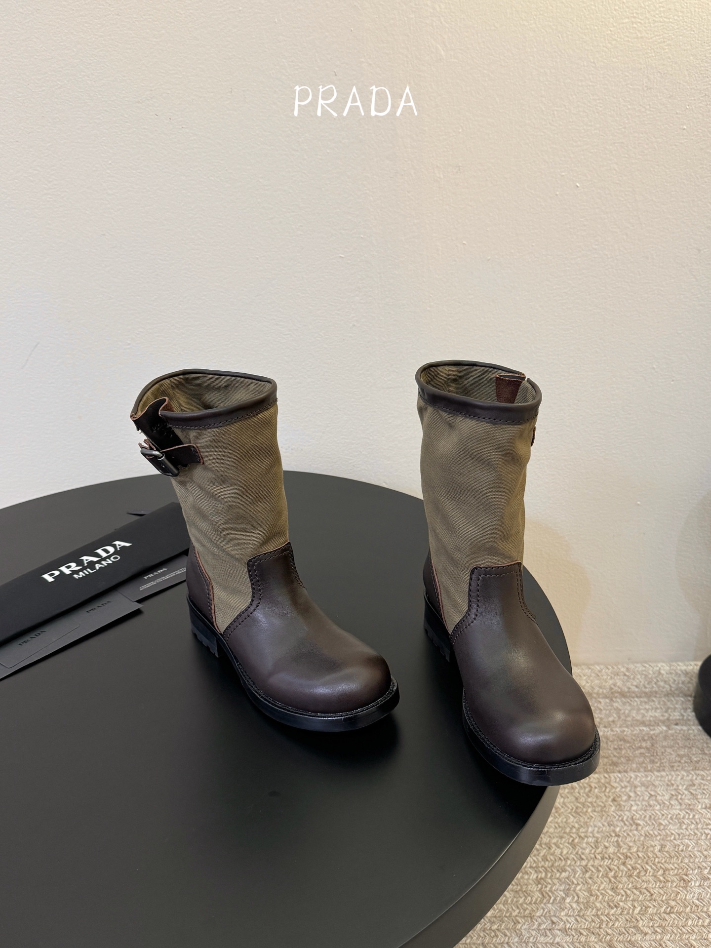 Prad* 26ss 春夏新款拼接款复古短靴鞋身采用质感面料拼接设计,利落的缝线勾勒出流畅线条,搭配靴口 Prad* 26ss 春夏新款拼接款复古短靴鞋身采用质感面料拼接设计,利落的缝线勾勒出流畅线条,搭配靴口