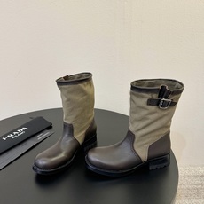 Prad* 26ss 春夏新款拼接款复古短靴鞋身采用质感面料拼接设计,利落的缝线勾勒出流畅线条,搭配靴口 Prad* 26ss 春夏新款拼接款复古短靴鞋身采用质感面料拼接设计,利落的缝线勾勒出流畅线条,搭配靴口