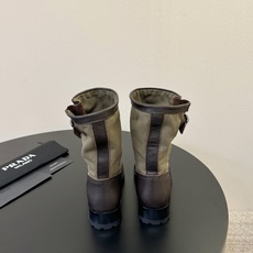 Prad* 26ss 春夏新款拼接款复古短靴鞋身采用质感面料拼接设计,利落的缝线勾勒出流畅线条,搭配靴口 Prad* 26ss 春夏新款拼接款复古短靴鞋身采用质感面料拼接设计,利落的缝线勾勒出流畅线条,搭配靴口