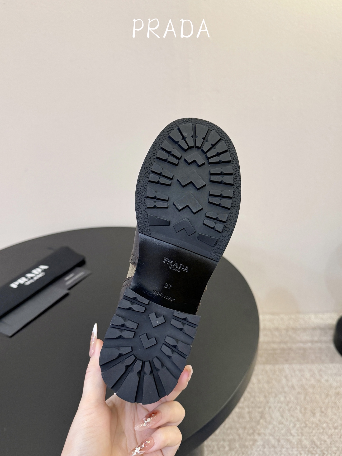 Prad* 26ss 春夏新款拼接款复古短靴鞋身采用质感面料拼接设计,利落的缝线勾勒出流畅线条,搭配靴口 Prad* 26ss 春夏新款拼接款复古短靴鞋身采用质感面料拼接设计,利落的缝线勾勒出流畅线条,搭配靴口