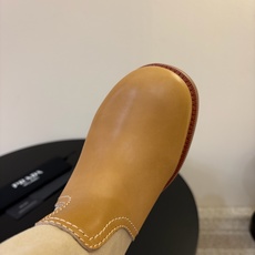 Prad* 26ss 春夏新款拼接款复古短靴鞋身采用质感面料拼接设计,利落的缝线勾勒出流畅线条,搭配靴口 Prad* 26ss 春夏新款拼接款复古短靴鞋身采用质感面料拼接设计,利落的缝线勾勒出流畅线条,搭配靴口