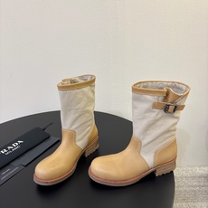 Prad* 26ss 春夏新款拼接款复古短靴鞋身采用质感面料拼接设计,利落的缝线勾勒出流畅线条,搭配靴口 Prad* 26ss 春夏新款拼接款复古短靴鞋身采用质感面料拼接设计,利落的缝线勾勒出流畅线条,搭配靴口