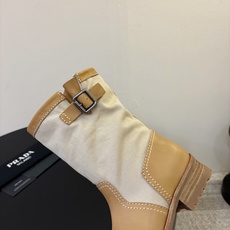 Prad* 26ss 春夏新款拼接款复古短靴鞋身采用质感面料拼接设计,利落的缝线勾勒出流畅线条,搭配靴口 Prad* 26ss 春夏新款拼接款复古短靴鞋身采用质感面料拼接设计,利落的缝线勾勒出流畅线条,搭配靴口