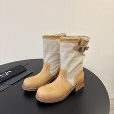 Prad* 26ss 春夏新款拼接款复古短靴鞋身采用质感面料拼接设计,利落的缝线勾勒出流畅线条,搭配靴口 Prad* 26ss 春夏新款拼接款复古短靴鞋身采用质感面料拼接设计,利落的缝线勾勒出流畅线条,搭配靴口