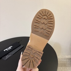 Prad* 26ss 春夏新款拼接款复古短靴鞋身采用质感面料拼接设计,利落的缝线勾勒出流畅线条,搭配靴口 Prad* 26ss 春夏新款拼接款复古短靴鞋身采用质感面料拼接设计,利落的缝线勾勒出流畅线条,搭配靴口