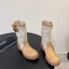 Prad* 26ss 春夏新款拼接款复古短靴鞋身采用质感面料拼接设计,利落的缝线勾勒出流畅线条,搭配靴口 Prad* 26ss 春夏新款拼接款复古短靴鞋身采用质感面料拼接设计,利落的缝线勾勒出流畅线条,搭配靴口