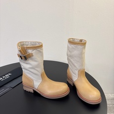 Prad* 26ss 春夏新款拼接款复古短靴鞋身采用质感面料拼接设计,利落的缝线勾勒出流畅线条,搭配靴口 Prad* 26ss 春夏新款拼接款复古短靴鞋身采用质感面料拼接设计,利落的缝线勾勒出流畅线条,搭配靴口