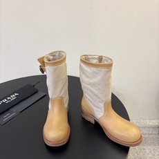 Prad* 26ss 春夏新款拼接款复古短靴鞋身采用质感面料拼接设计,利落的缝线勾勒出流畅线条,搭配靴口 Prad* 26ss 春夏新款拼接款复古短靴鞋身采用质感面料拼接设计,利落的缝线勾勒出流畅线条,搭配靴口