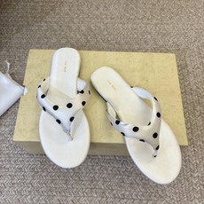 The row 经典春夏最新品复古沙滩夹脚拖鞋目前穿过最舒服的穆勒鞋复古色营造出松弛耐看的高级感太适合不 The row 经典春夏最新品复古沙滩夹脚拖鞋目前穿过最舒服的穆勒鞋复古色营造出松弛耐看的高级感太适合不