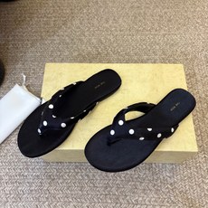 The row 经典春夏最新品复古沙滩夹脚拖鞋目前穿过最舒服的穆勒鞋复古色营造出松弛耐看的高级感太适合不 The row 经典春夏最新品复古沙滩夹脚拖鞋目前穿过最舒服的穆勒鞋复古色营造出松弛耐看的高级感太适合不