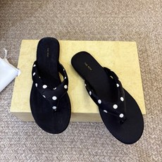 The row 经典春夏最新品复古沙滩夹脚拖鞋目前穿过最舒服的穆勒鞋复古色营造出松弛耐看的高级感太适合不 The row 经典春夏最新品复古沙滩夹脚拖鞋目前穿过最舒服的穆勒鞋复古色营造出松弛耐看的高级感太适合不