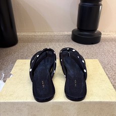 The row 经典春夏最新品复古沙滩夹脚拖鞋目前穿过最舒服的穆勒鞋复古色营造出松弛耐看的高级感太适合不 The row 经典春夏最新品复古沙滩夹脚拖鞋目前穿过最舒服的穆勒鞋复古色营造出松弛耐看的高级感太适合不