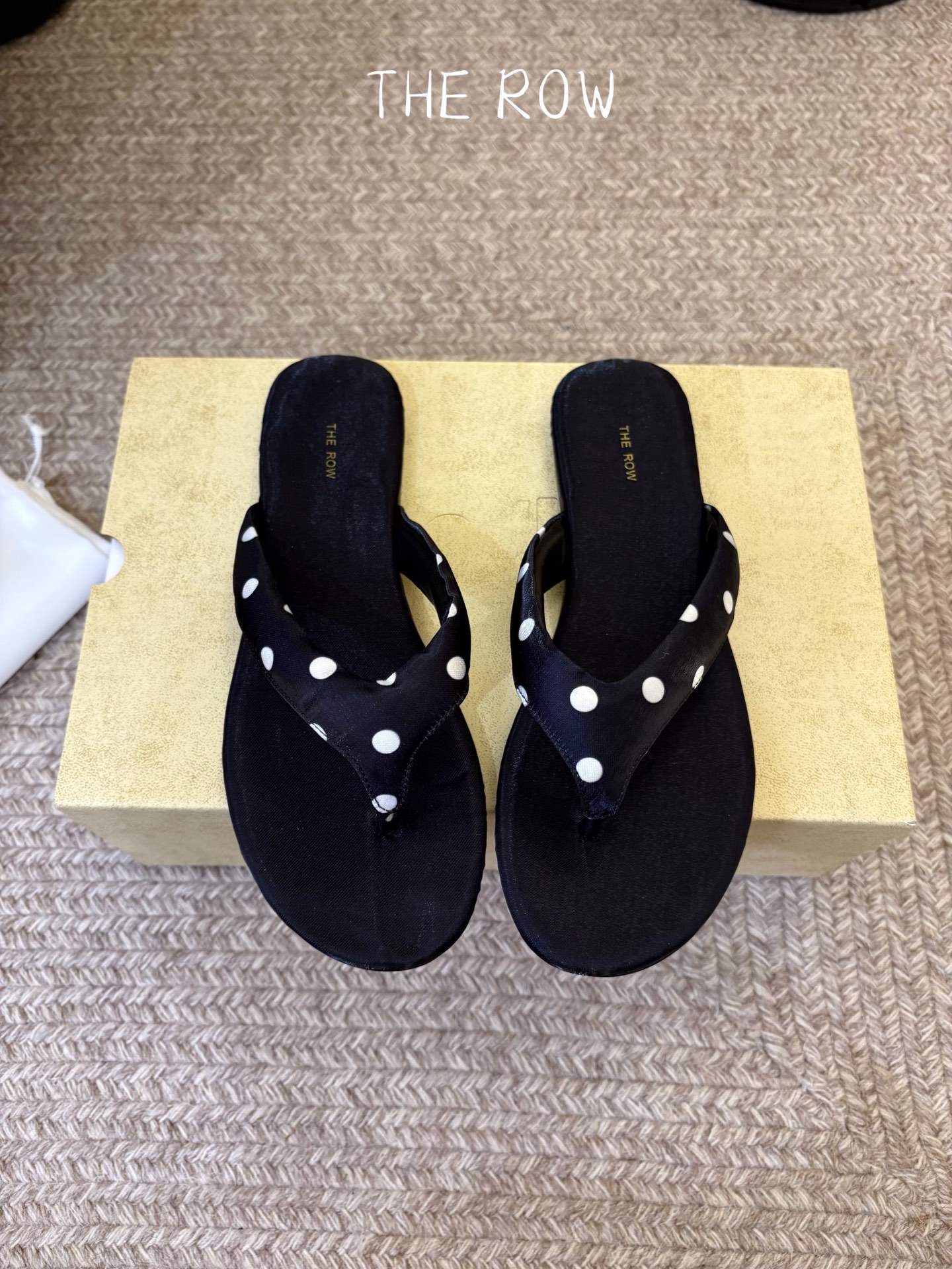 The row 经典春夏最新品复古沙滩夹脚拖鞋目前穿过最舒服的穆勒鞋复古色营造出松弛耐看的高级感太适合不