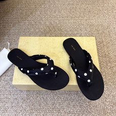 The row 经典春夏最新品复古沙滩夹脚拖鞋目前穿过最舒服的穆勒鞋复古色营造出松弛耐看的高级感太适合不 The row 经典春夏最新品复古沙滩夹脚拖鞋目前穿过最舒服的穆勒鞋复古色营造出松弛耐看的高级感太适合不