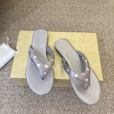 The row 经典春夏最新品复古沙滩夹脚拖鞋目前穿过最舒服的穆勒鞋复古色营造出松弛耐看的高级感太适合不 The row 经典春夏最新品复古沙滩夹脚拖鞋目前穿过最舒服的穆勒鞋复古色营造出松弛耐看的高级感太适合不