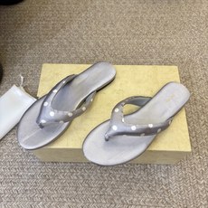 The row 经典春夏最新品复古沙滩夹脚拖鞋目前穿过最舒服的穆勒鞋复古色营造出松弛耐看的高级感太适合不 The row 经典春夏最新品复古沙滩夹脚拖鞋目前穿过最舒服的穆勒鞋复古色营造出松弛耐看的高级感太适合不