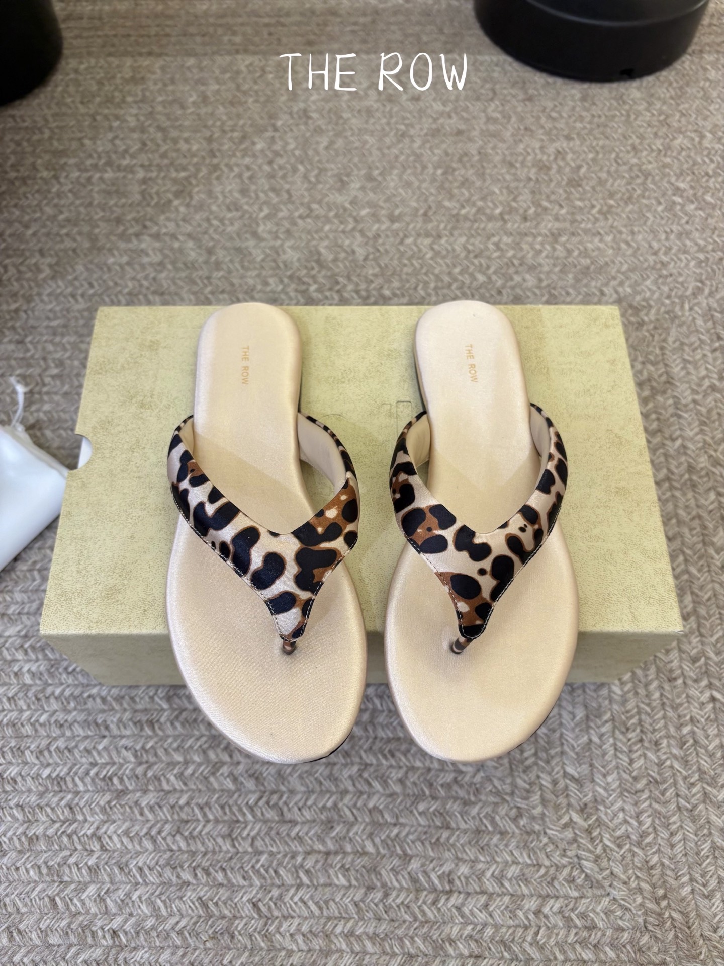 NO:819673,The row's latest classic spring and summer retro beach flip-flops are the most comfortable mule shoes I have ever worn. The retro color creates a relaxed and durable high-end feel. It is perfect for relaxed people who don't like to wear shoes. Wear it casually, lazy and relaxed!  Upper/foot pads made of cow suede leather, lining made of imported sheepskin, original molded non-slip outsole size 35-39 (40.41 customized, non-returnable and non-exchangeable), split-toe shoes, slippers, sheepskin19860909The row 经典春夏最新品复古沙滩夹脚拖鞋 目前穿过最舒服的穆勒鞋 复古色营造出松弛耐看的高级感 太适合不爱穿鞋的松弛人了 穿上休闲慵懒松弛感拉满！ 鞋面/垫脚牛反绒皮料 内里采用进口羊皮 原版开模防滑大底 size35-39（40.41定制不退不换),分趾鞋,slippers,sheepskin,Women's Shoes