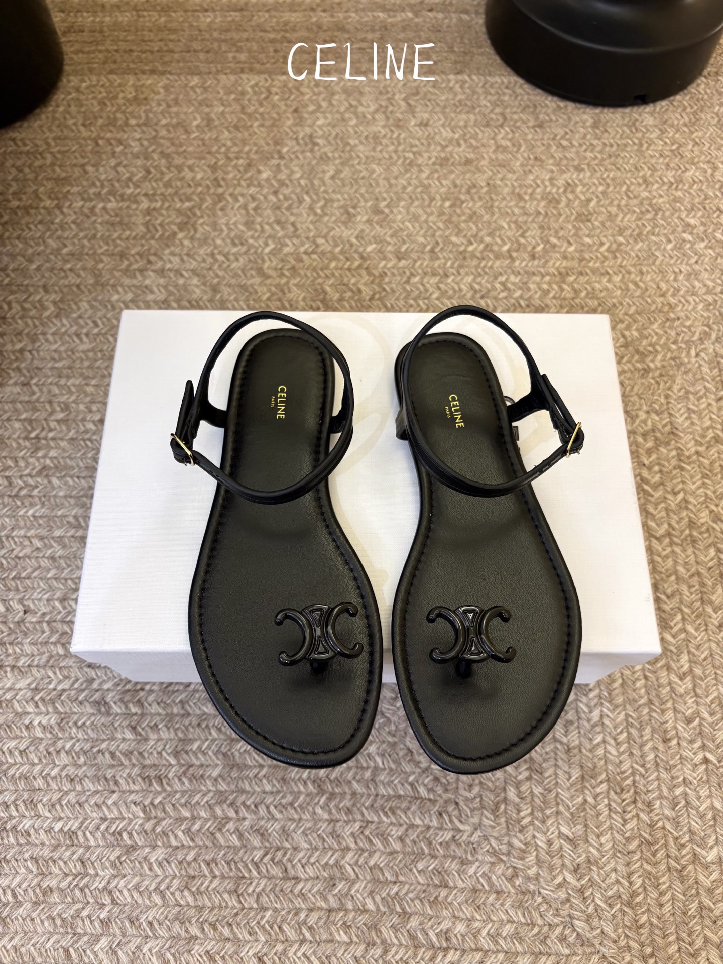 CELINE思琳赛琳一字带拖鞋凉鞋CELINE RUNNER 有CELINE标志侧面凹印鞋面压印CELI