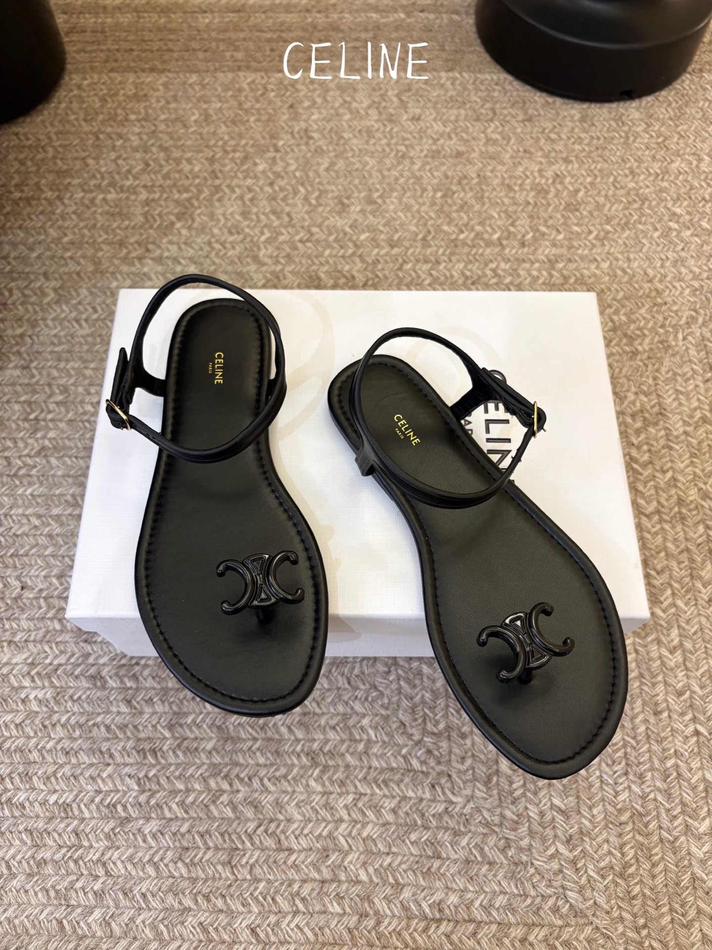 CELINE思琳赛琳一字带拖鞋凉鞋CELINE RUNNER 有CELINE标志侧面凹印鞋面压印CELI