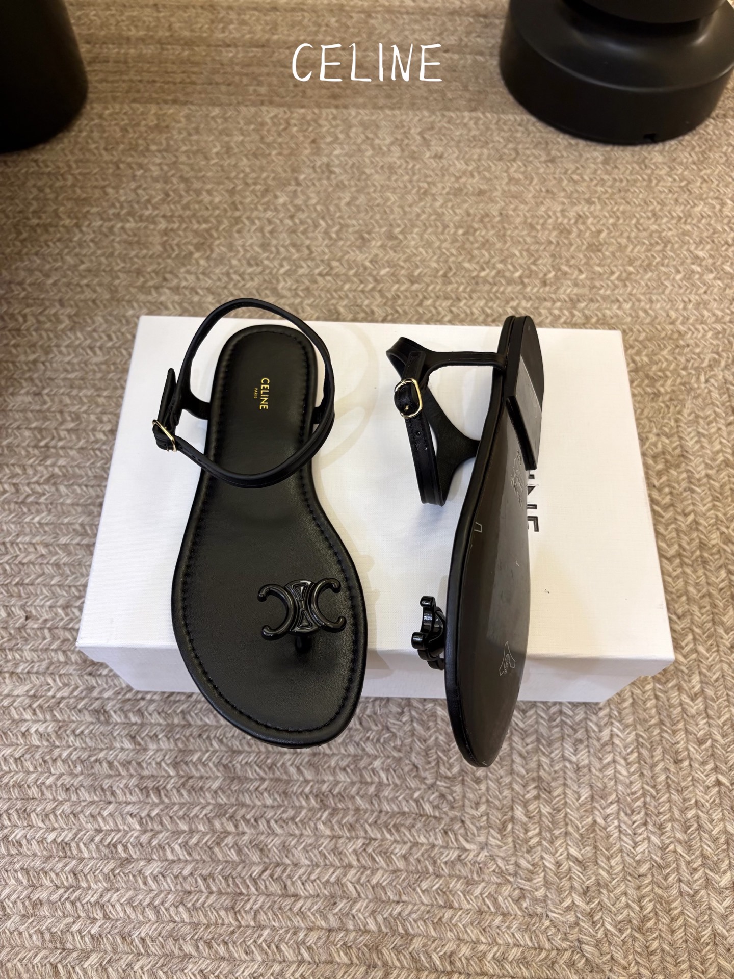 CELINE思琳赛琳一字带拖鞋凉鞋CELINE RUNNER 有CELINE标志侧面凹印鞋面压印CELI