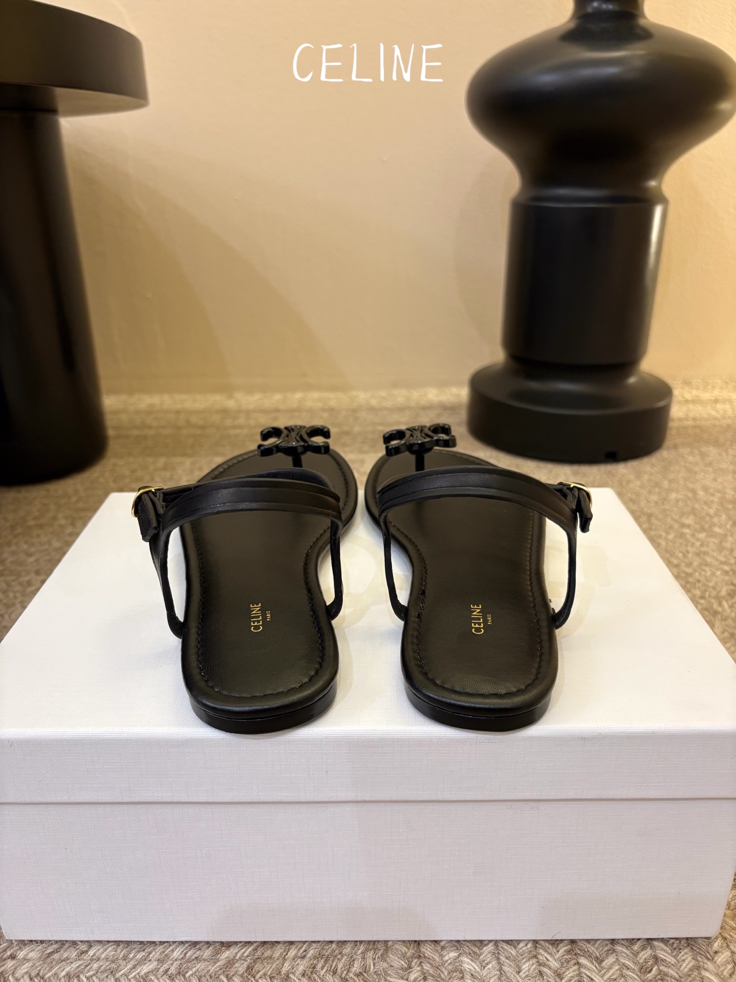 CELINE思琳赛琳一字带拖鞋凉鞋CELINE RUNNER 有CELINE标志侧面凹印鞋面压印CELI